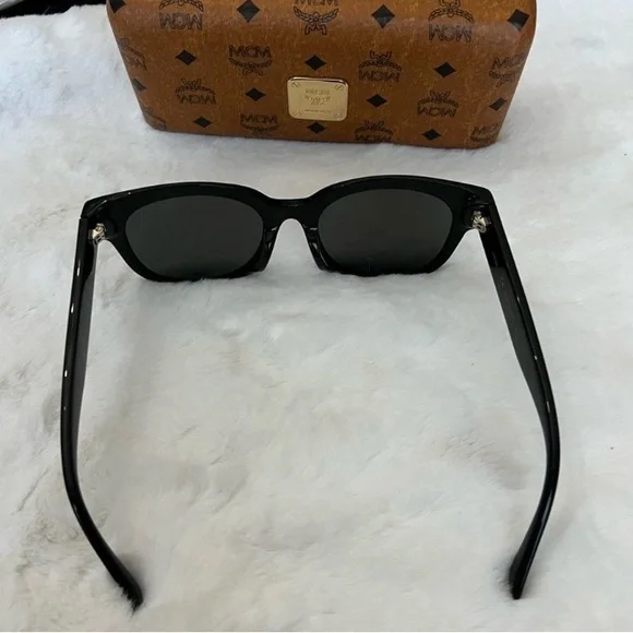NWOT Ladies MCM Black Sunglasses With Original Case And Cloth - Picture 6 of 11